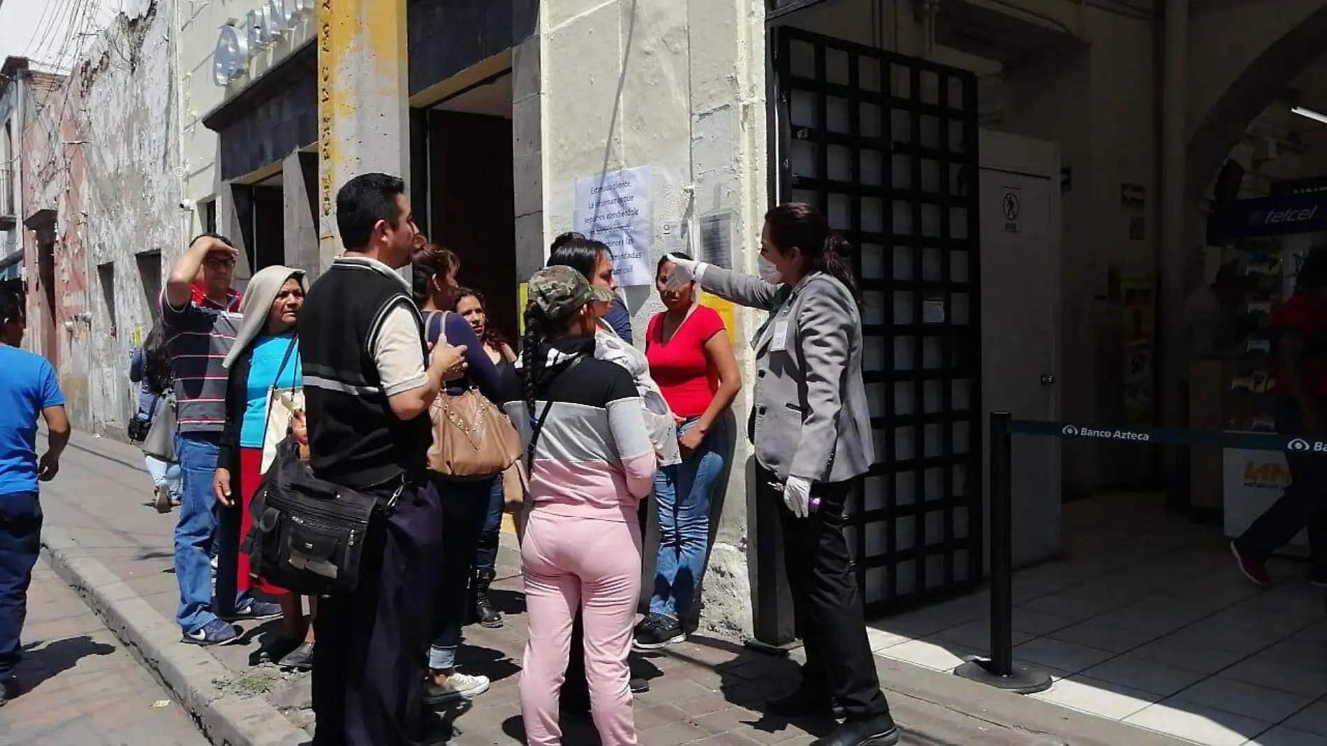 En sucursales de Elektra buscan protocolo para evitar aglomeración de gente.  Foto Luis Luévanos  El Sol de San Juan del Río